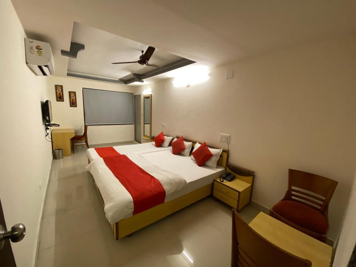 Hotel Riverfront Ahmedabad Exterior foto